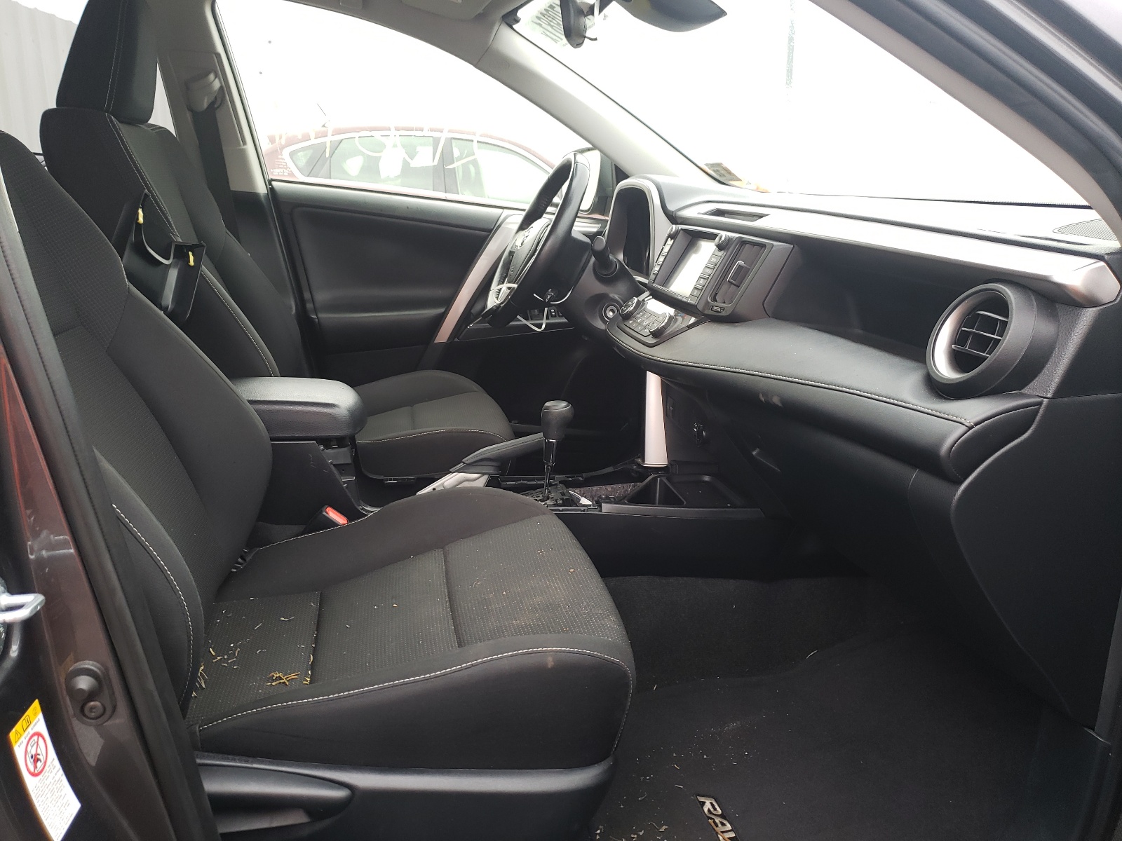 Photo 5 from auction – 2017 TOYOTA RAV4 XLE with VIN JTMRFREV0HJ702050