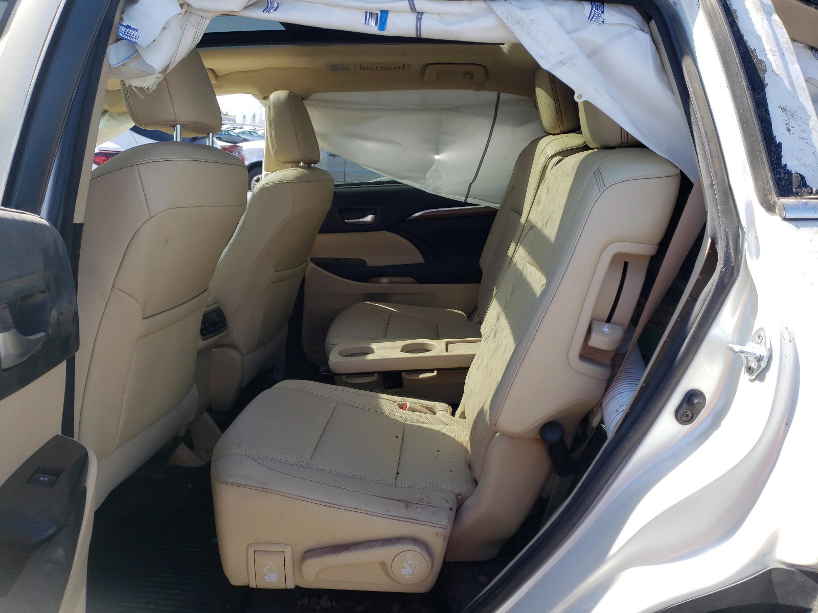 Photo 6 from auction – 2017 TOYOTA HIGHLANDER with VIN 5TDDGRFH1HS023049