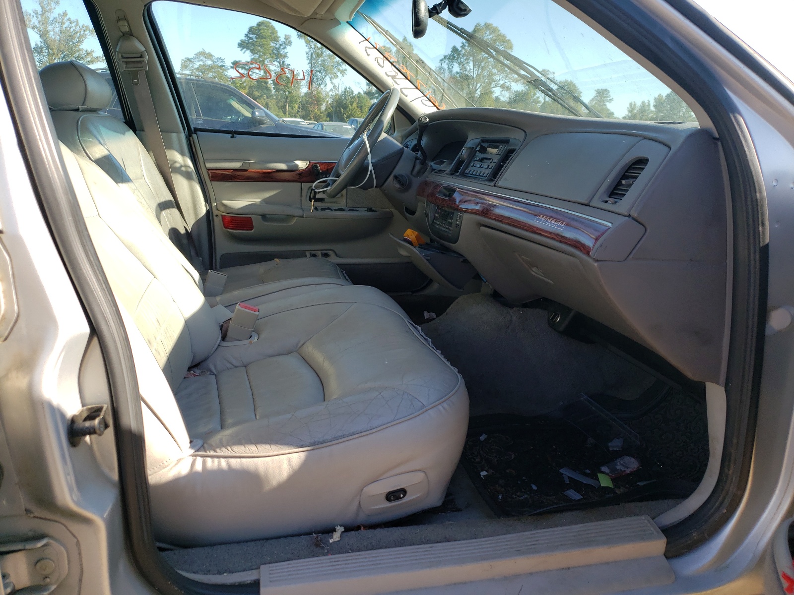 Photo 5 from auction – 2001 MERCURY GRAND MARQ with VIN 2MEFM75W21X711513