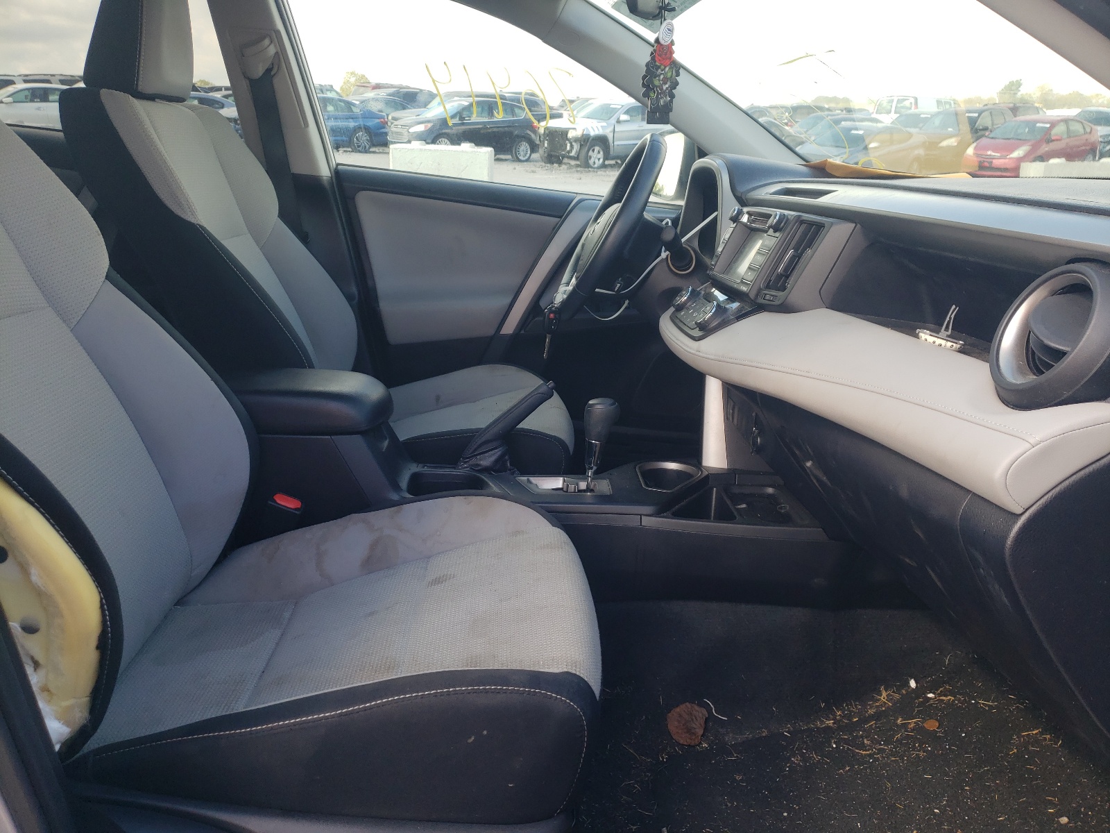 Photo 5 from auction – 2016 TOYOTA RAV4 XLE with VIN 2T3WFREV9GW295753