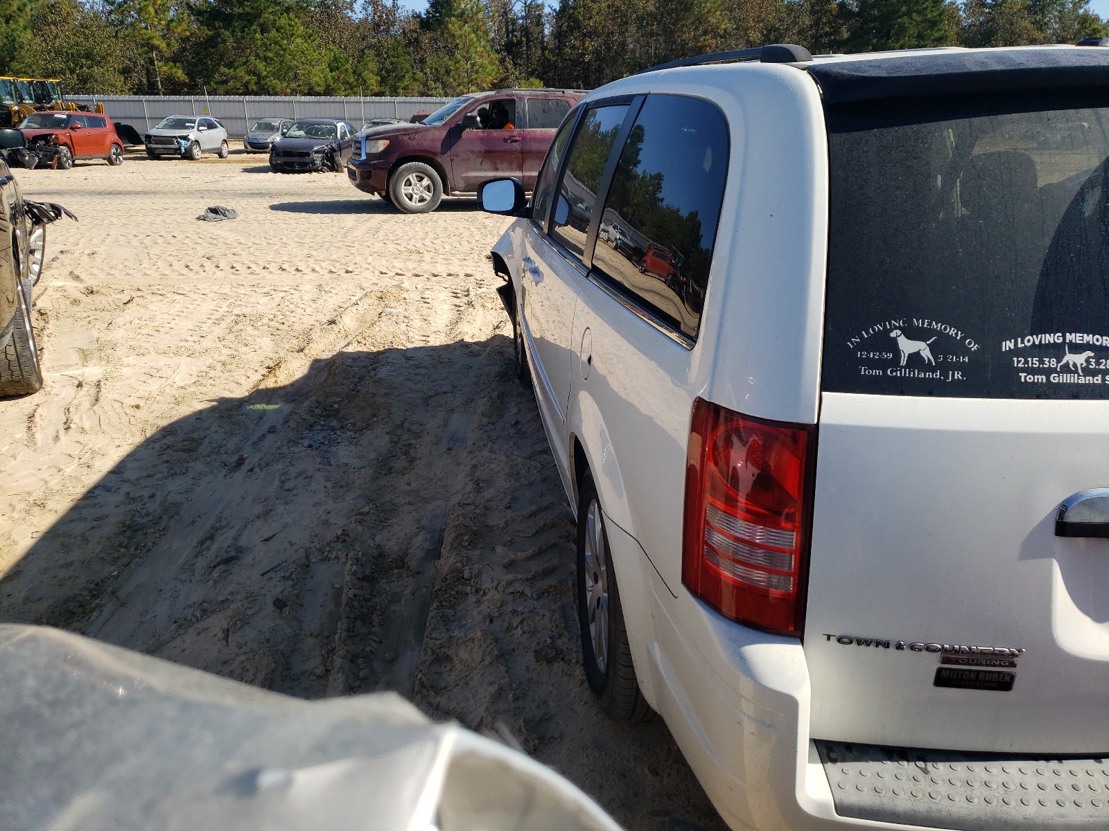Photo 3 from auction – 2008 CHRYSLER TOWN & COU with VIN 2A8HR54P88R663453
