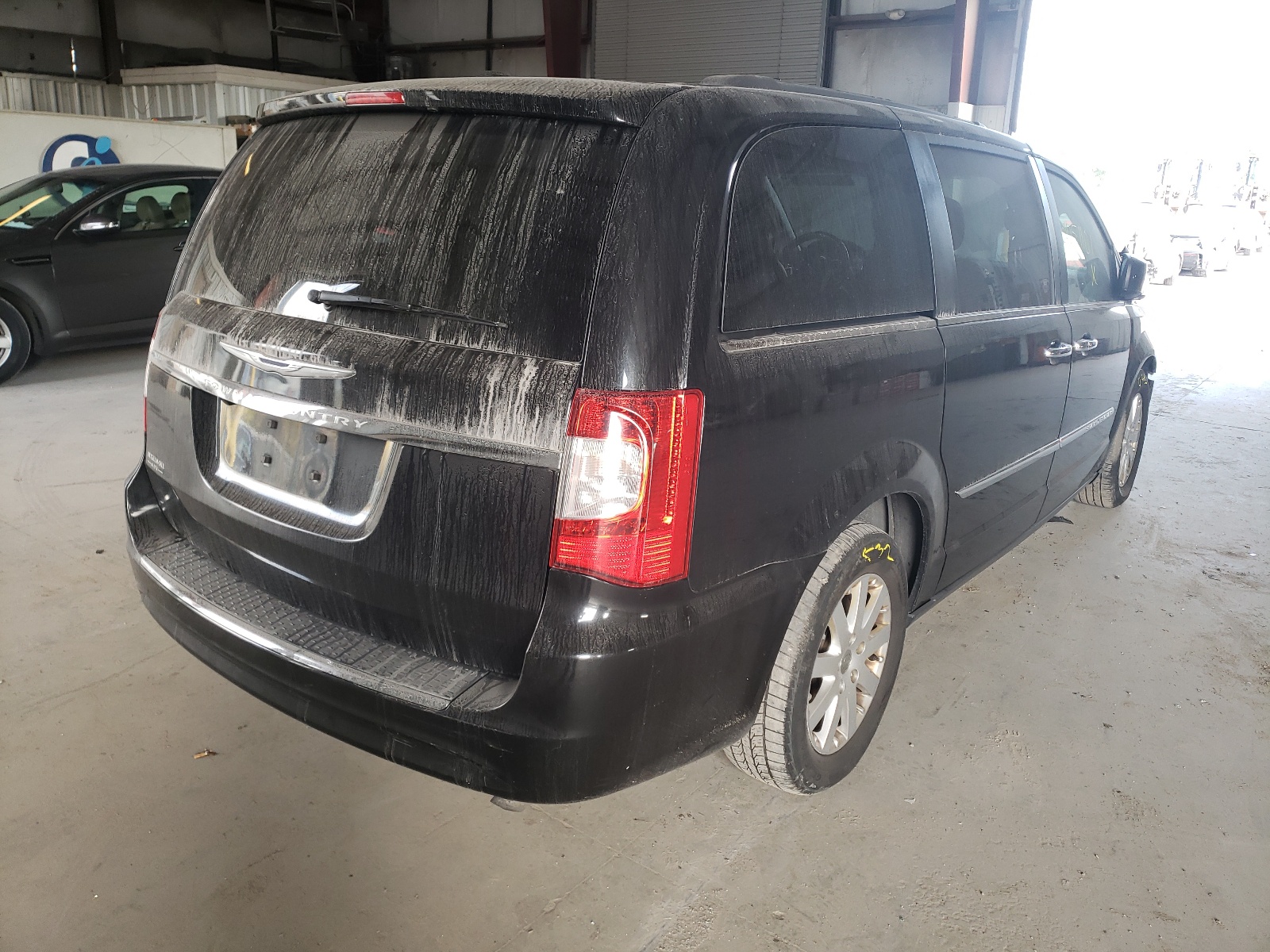 Photo 4 from auction – 2016 CHRYSLER TOWN & COU with VIN 2C4RC1BG3GR112127
