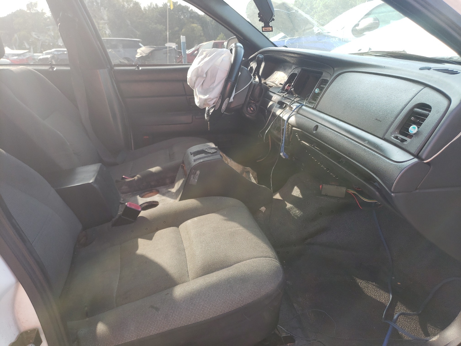 Photo 5 from auction – 2009 FORD CROWN VICT with VIN 2FAHP71V79X128161