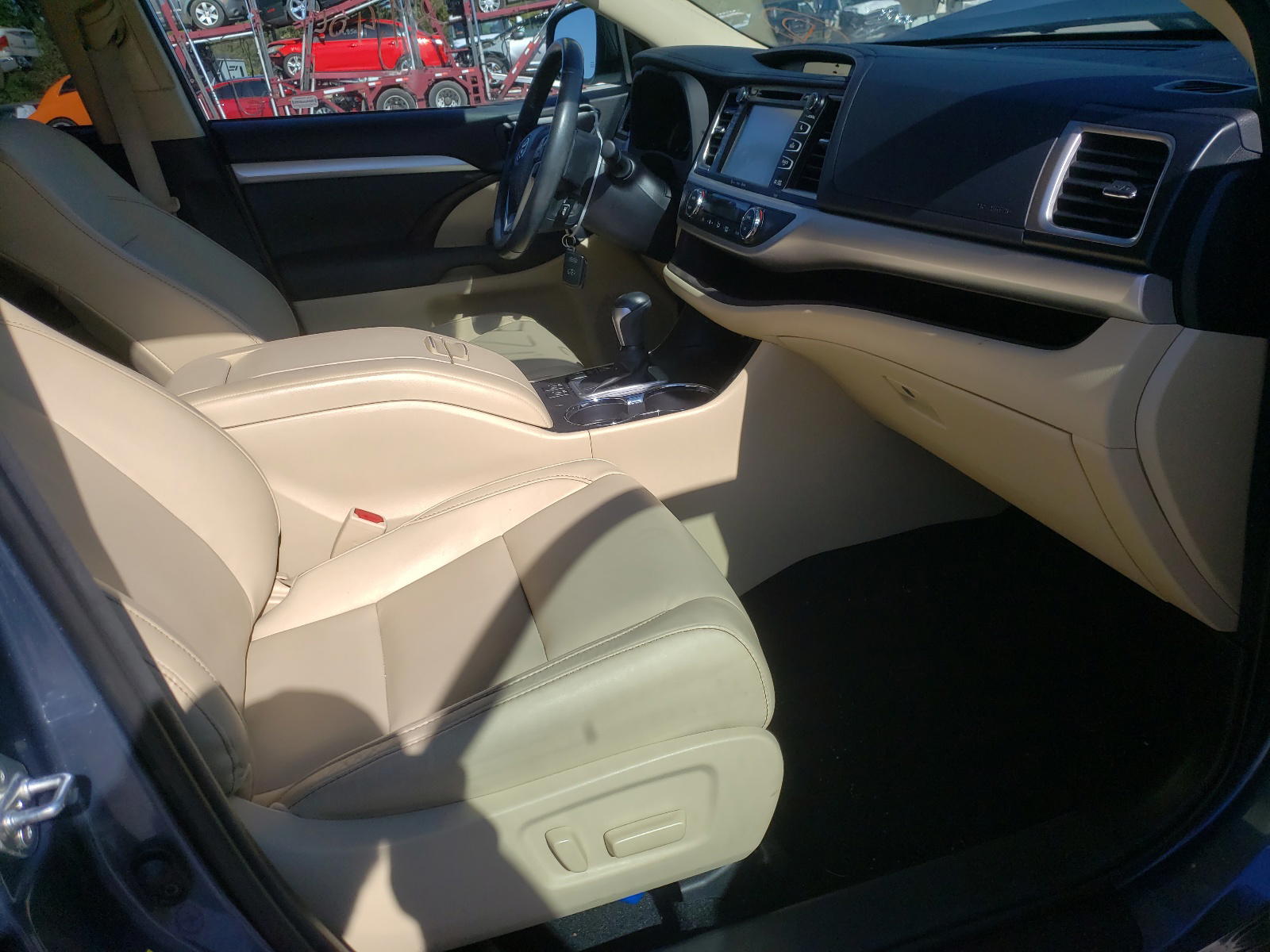 Photo 5 from auction – 2017 TOYOTA HIGHLANDER with VIN 5TDKZRFH1HS523147