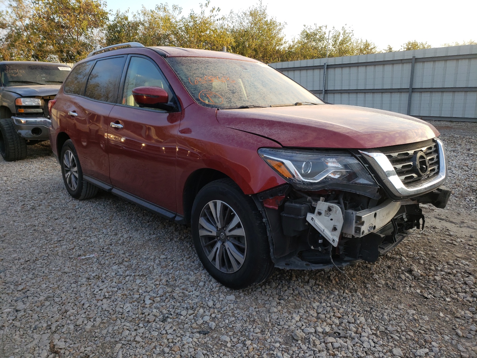 NISSAN PATHFINDER 2017 with VIN 5N1DR2MMXHC635863 - Photo from auction