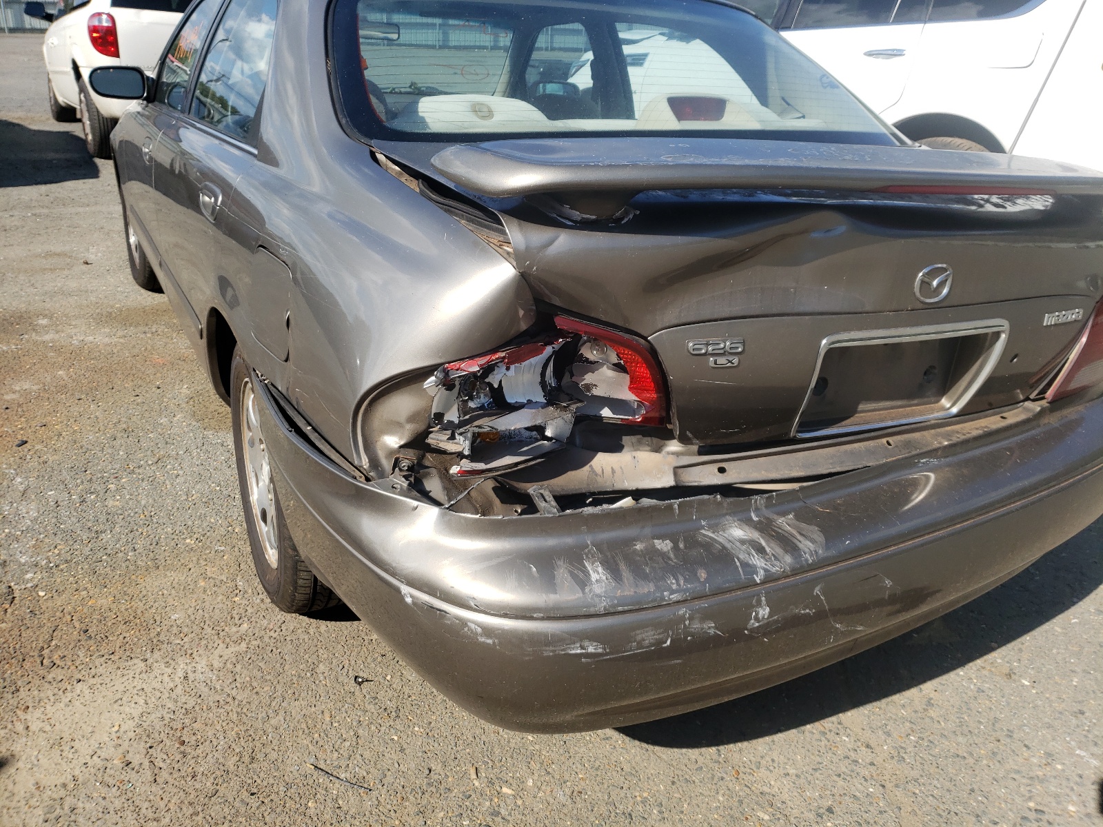 Photo 9 from auction – 1999 MAZDA 626 ES with VIN 1YVGF22C0X5899000