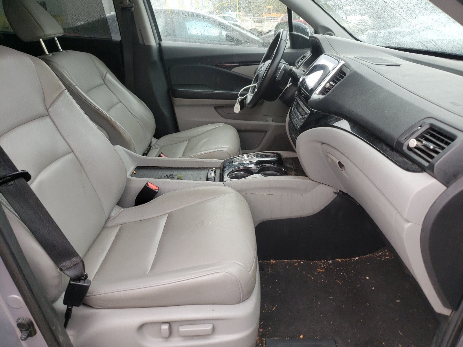Photo 5 from auction – 2016 HONDA PILOT TOUR with VIN 5FNYF6H91GB073302