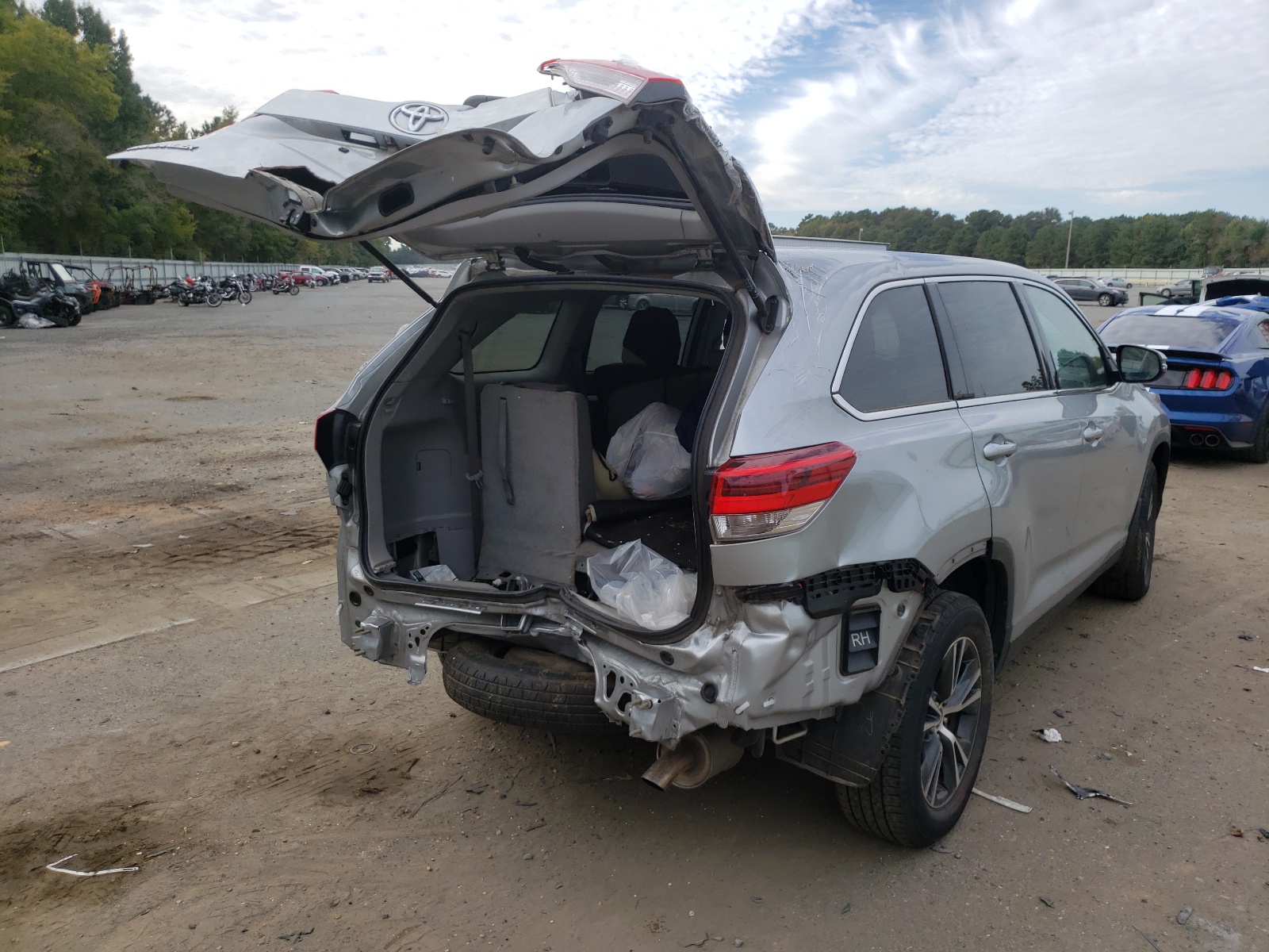 Photo 4 from auction – 2019 TOYOTA HIGHLANDER with VIN 5TDZARFH4KS046792
