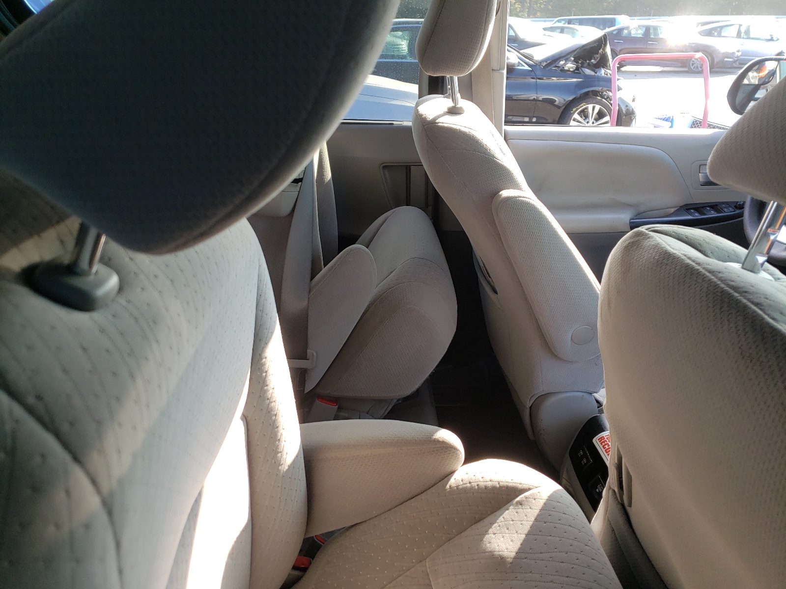 Photo 6 from auction – 2020 TOYOTA SIENNA LE with VIN 5TDKZ3DC3LS024007