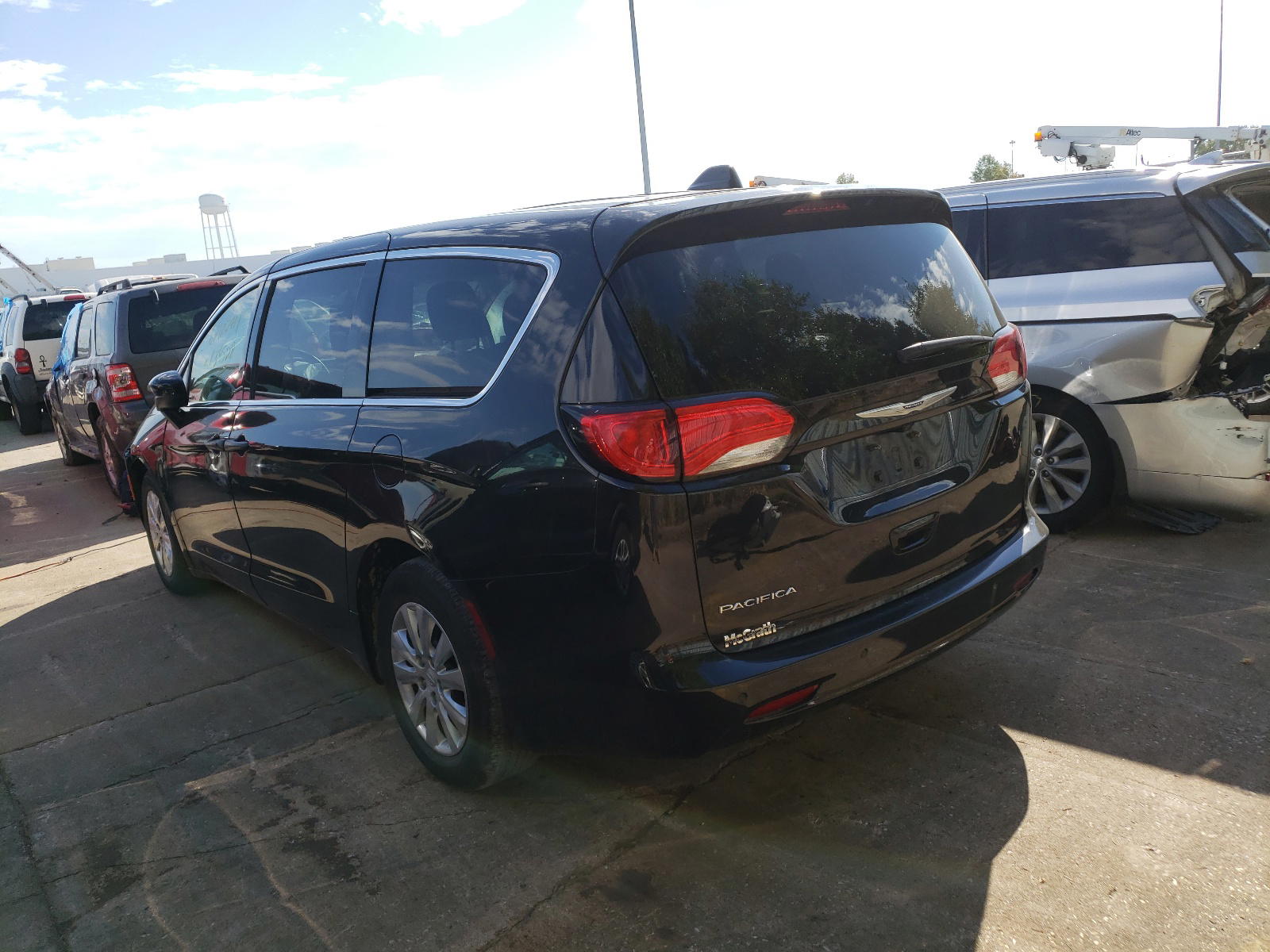 Photo 3 from auction – 2018 CHRYSLER PACIFICA L with VIN 2C4RC1AG2JR316815