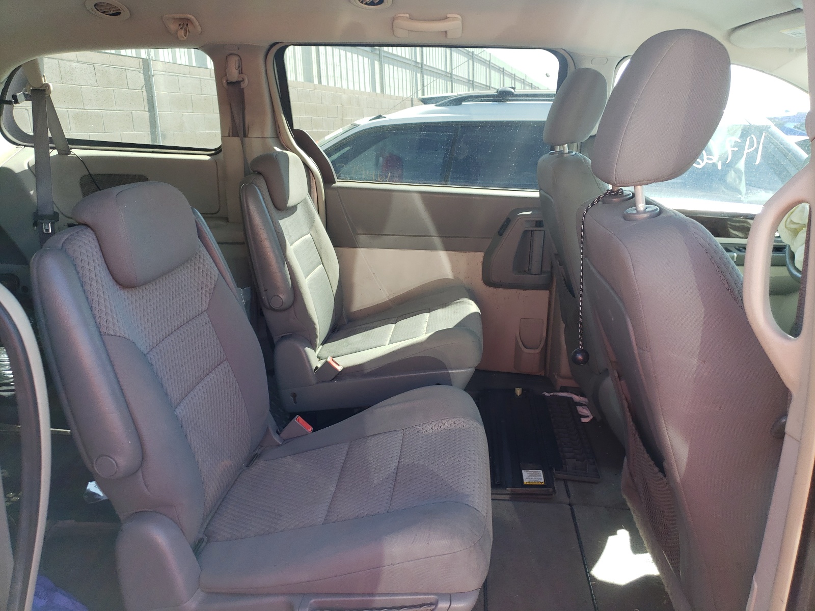 Photo 6 from auction – 2010 CHRYSLER TOWN & COU with VIN 2A4RR5D16AR270638