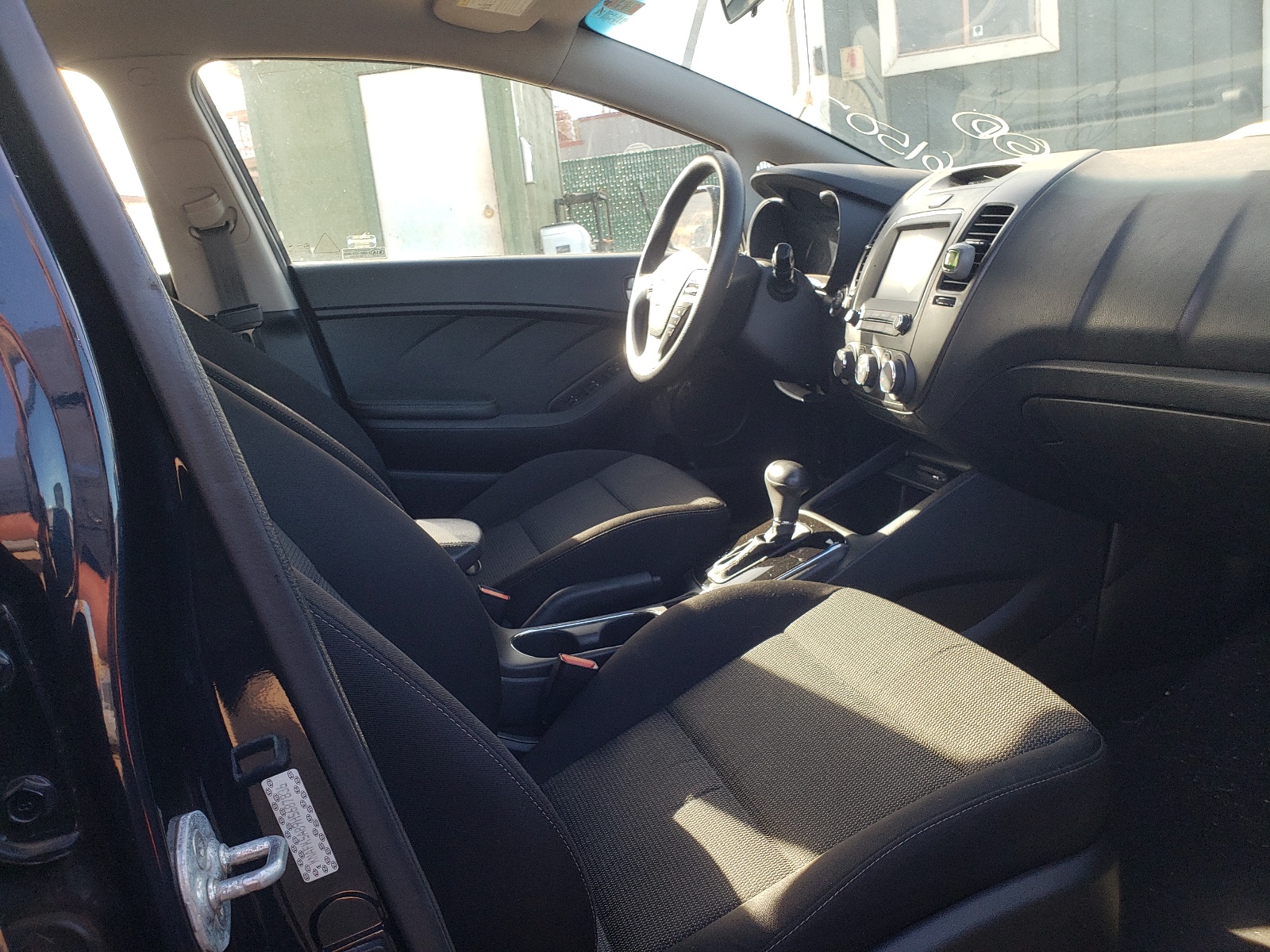 Photo 5 from auction – 2017 KIA FORTE LX with VIN KNAFK5A89H5687836
