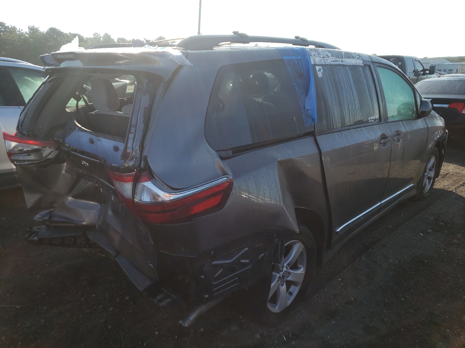 Photo 4 from auction – 2020 TOYOTA SIENNA LE with VIN 5TDKZ3DC3LS024007
