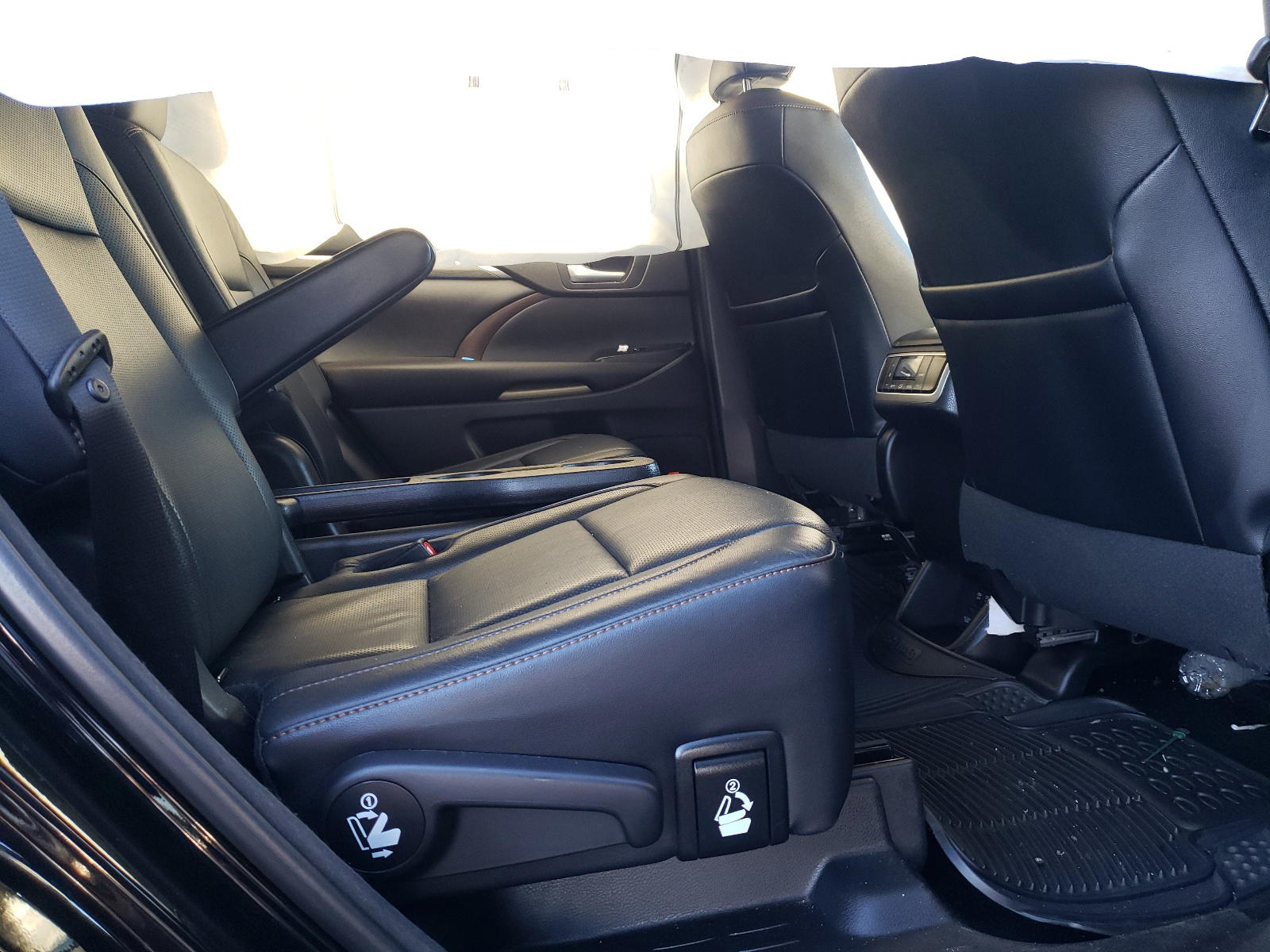 Photo 6 from auction – 2017 TOYOTA HIGHLANDER with VIN 5TDDZRFH3HS386396