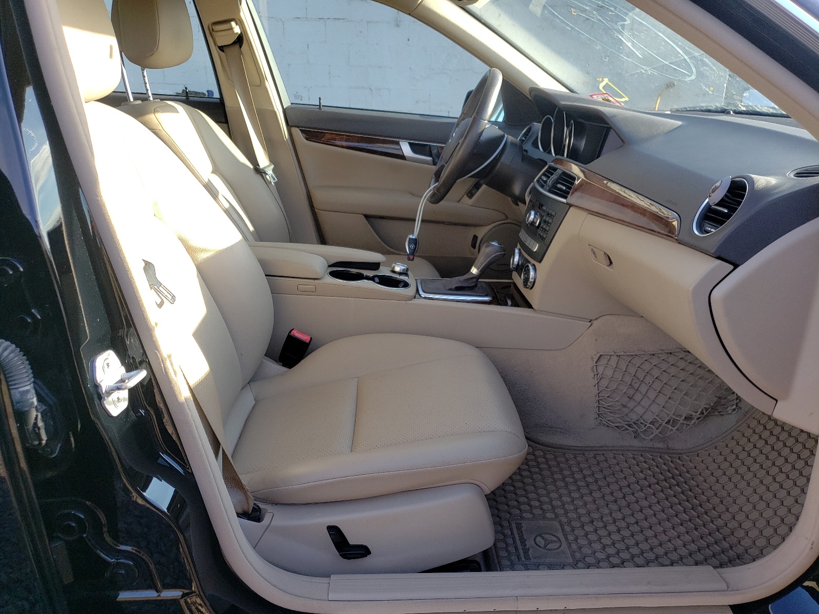 Photo 5 from auction – 2012 MERCEDES-BENZ C 300 4MAT with VIN WDDGF8BB3CA601496