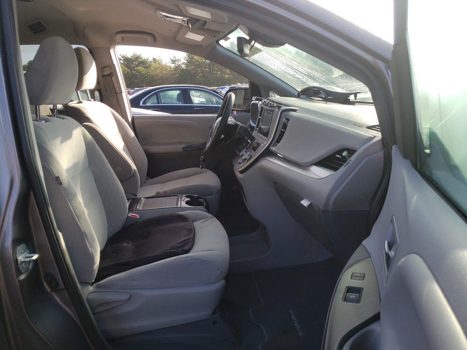 Photo 5 from auction – 2020 TOYOTA SIENNA LE with VIN 5TDKZ3DC3LS024007