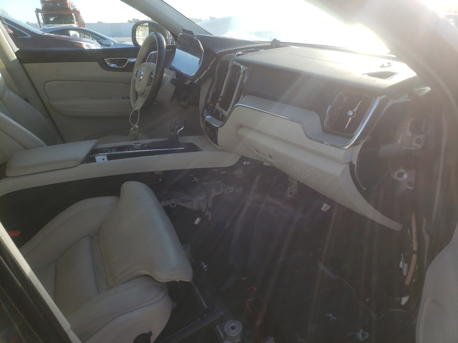 Photo 5 from auction – 2018 VOLVO XC60 T6 IN with VIN YV4A22RL4J1002401