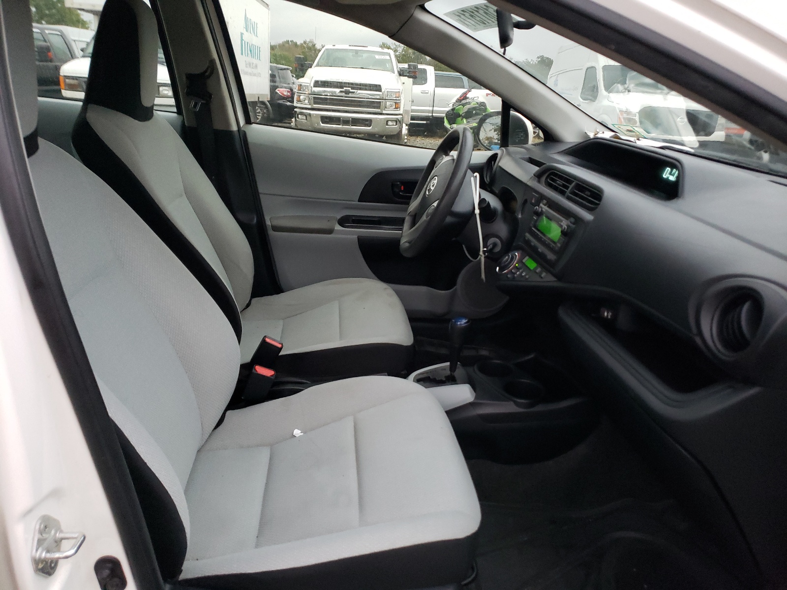 Photo 5 from auction – 2014 TOYOTA PRIUS C with VIN JTDKDTB38E1074466