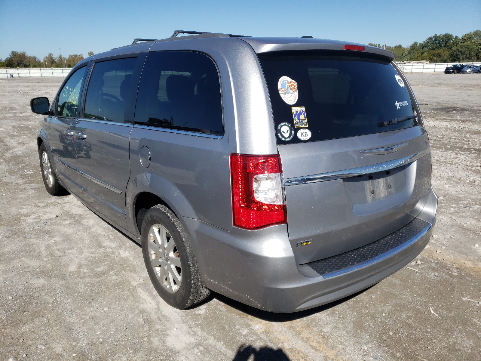 Photo 3 from auction – 2016 CHRYSLER TOWN & COU with VIN 2C4RC1BGXGR288625