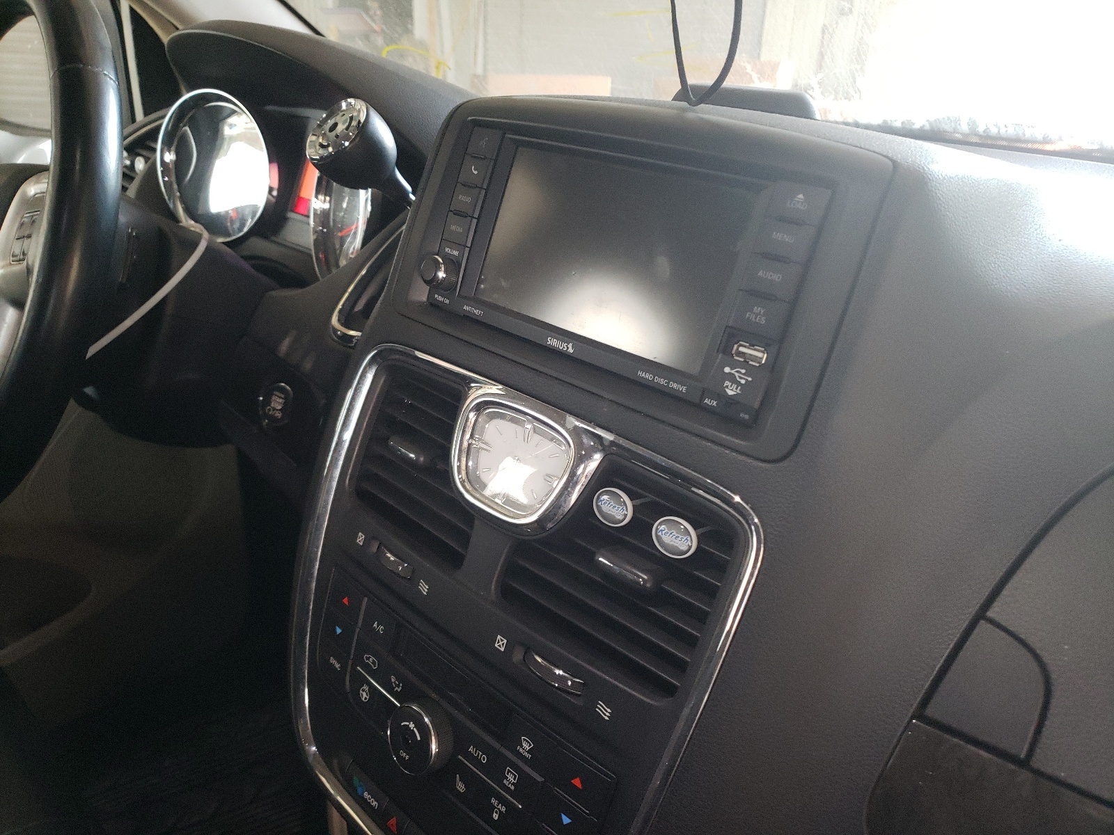 Photo 9 from auction – 2016 CHRYSLER TOWN & COU with VIN 2C4RC1BG3GR112127