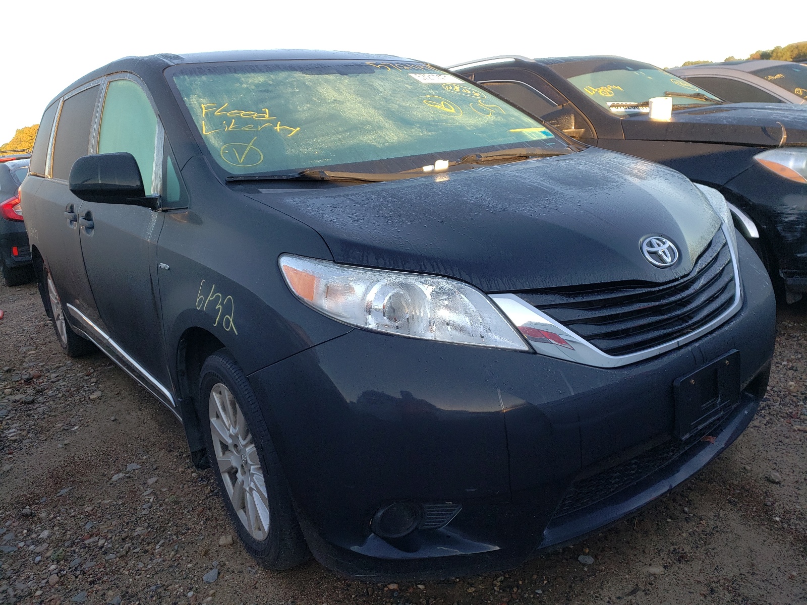 TOYOTA SIENNA LE 2017 with VIN 5TDJZ3DC4HS165199 - Photo from auction