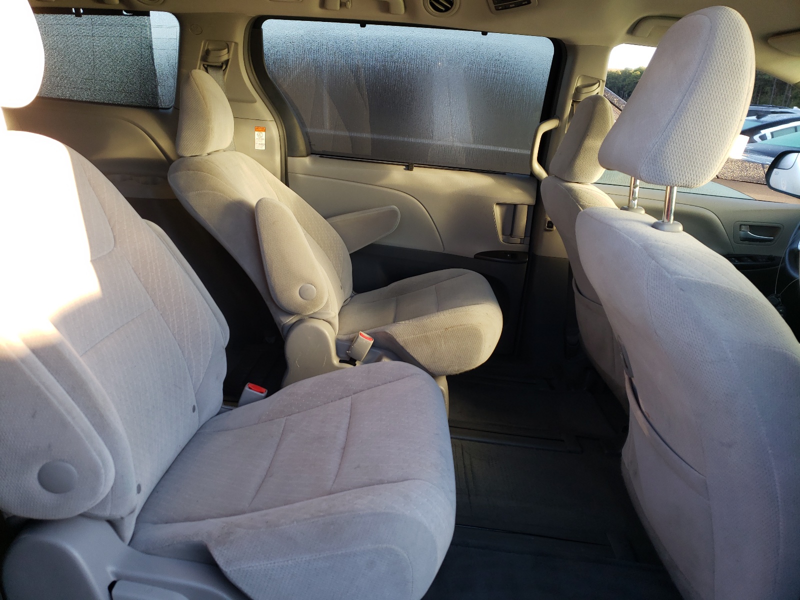 Photo 6 from auction – 2017 TOYOTA SIENNA LE with VIN 5TDJZ3DC4HS165199