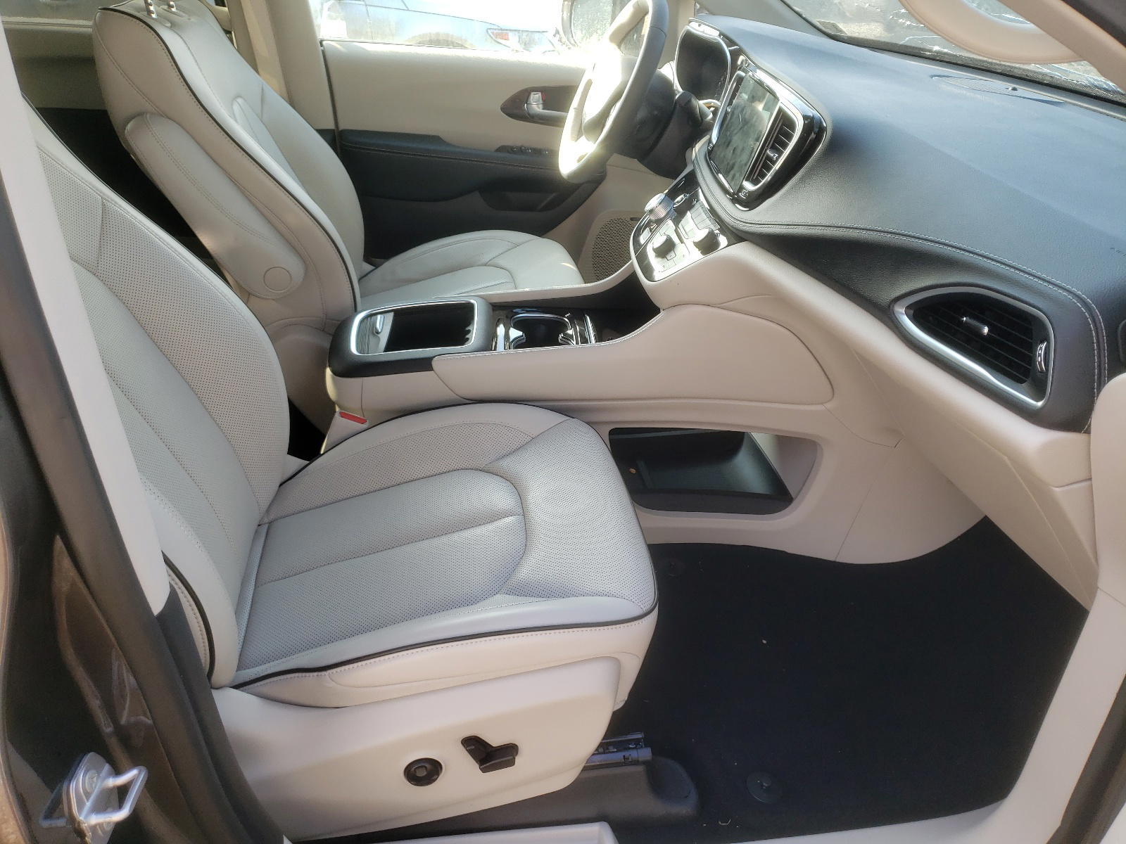 Photo 5 from auction – 2021 CHRYSLER PACIFICA L with VIN 2C4RC3GG0MR502361