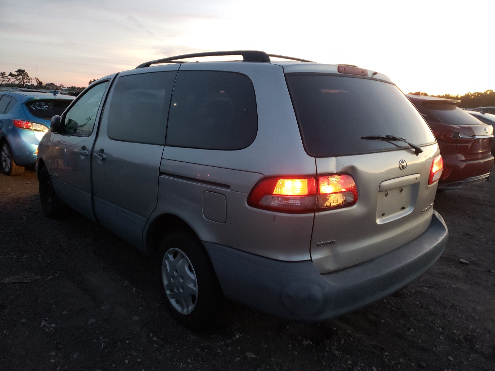 Photo 3 from auction – 2002 TOYOTA SIENNA CE with VIN 4T3ZF19C72U436898