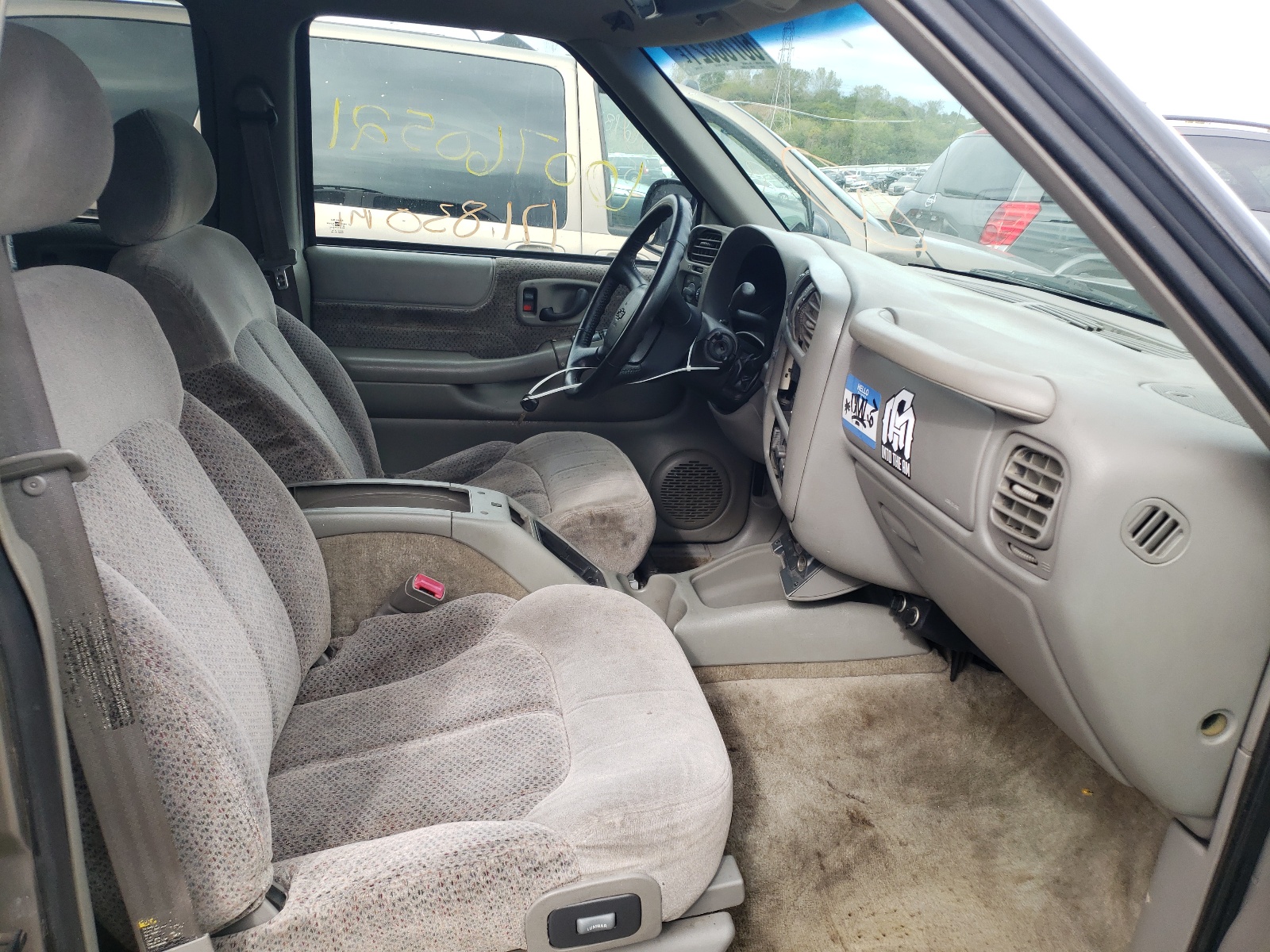 Photo 5 from auction – 2000 CHEVROLET BLAZER with VIN 1GNDT13W2Y2281062