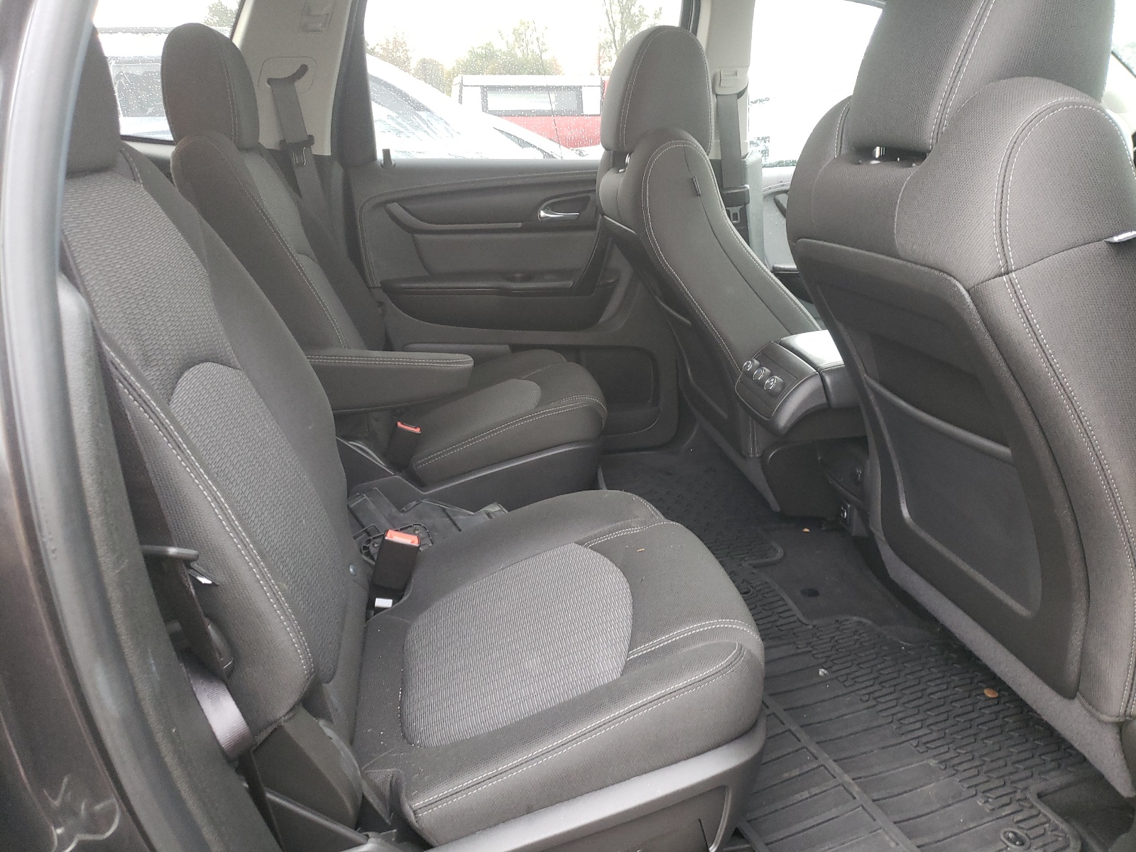 Photo 6 from auction – 2017 CHEVROLET TRAVERSE with VIN 1GNKVGKD5HJ206270