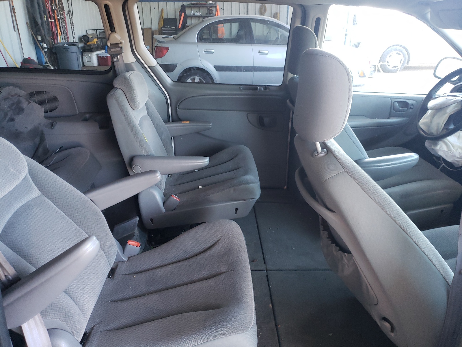 Photo 6 from auction – 2005 CHRYSLER TOWN & COU with VIN 2C4GP54L25R523027
