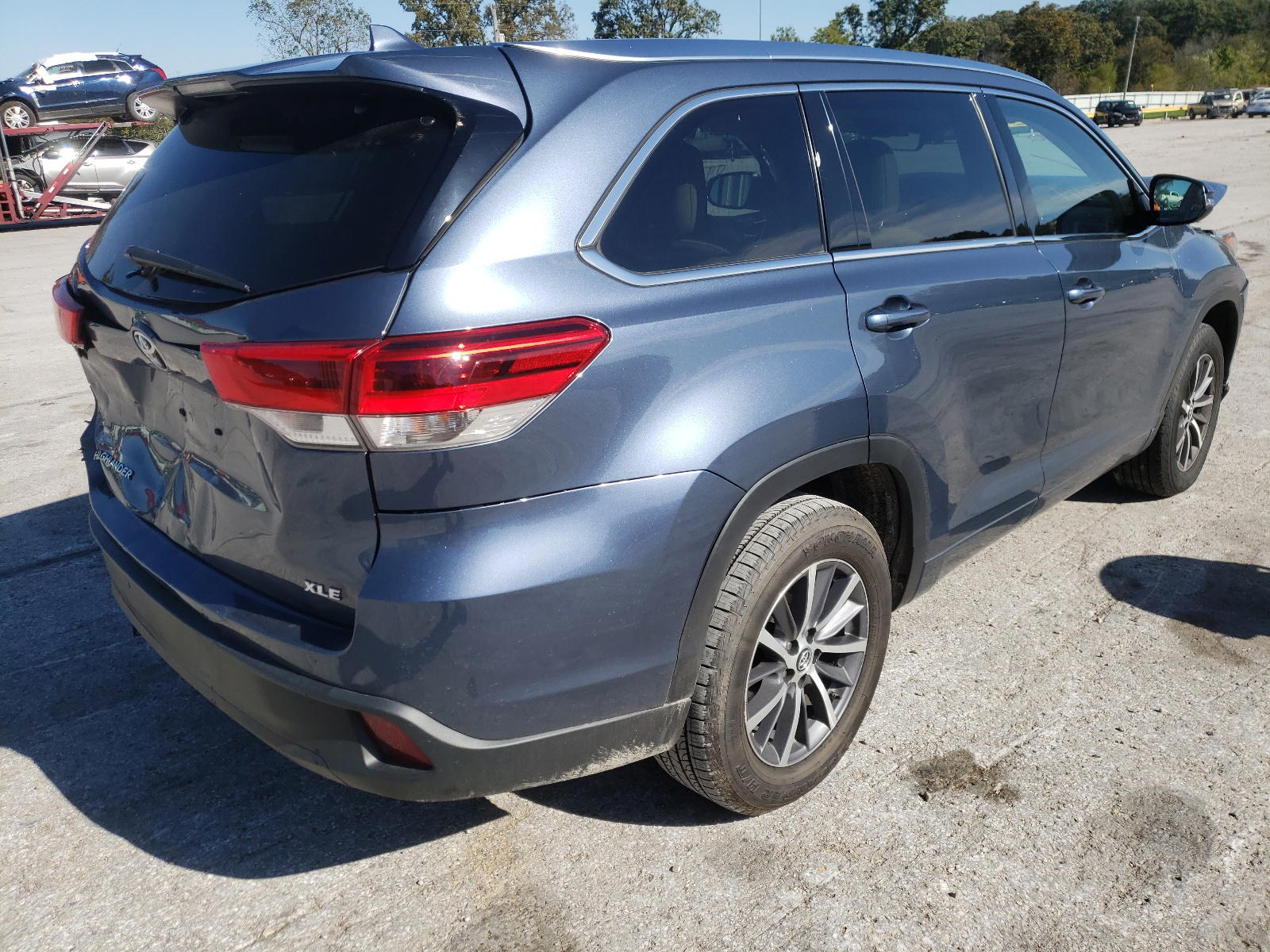 Photo 4 from auction – 2017 TOYOTA HIGHLANDER with VIN 5TDKZRFH1HS523147