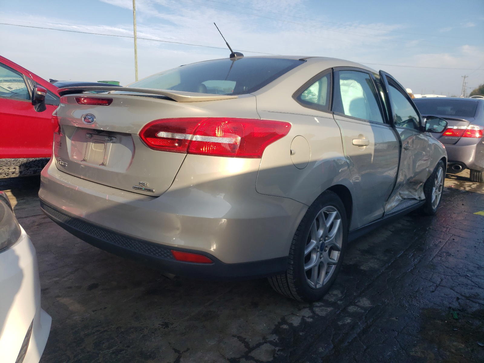 Photo 4 from auction – 2015 FORD FOCUS SE with VIN 1FADP3F22FL200236