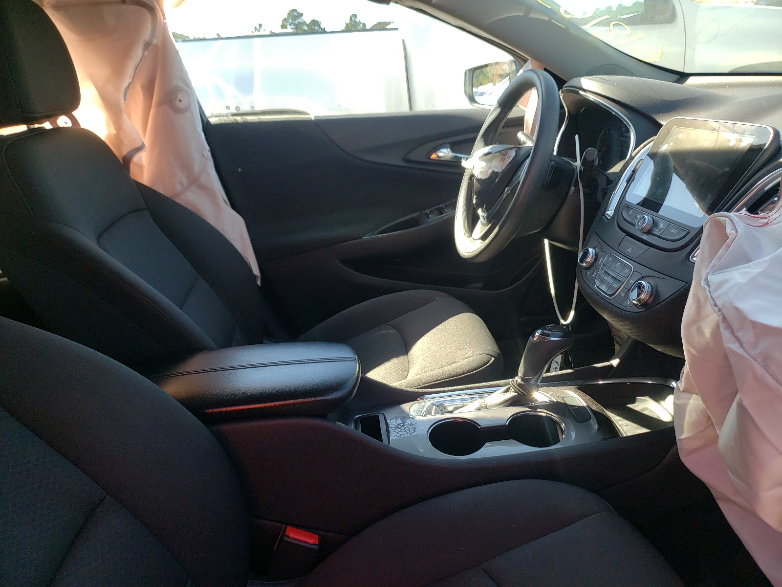 Photo 5 from auction – 2019 CHEVROLET MALIBU LT with VIN 1G1ZD5ST8KF137597