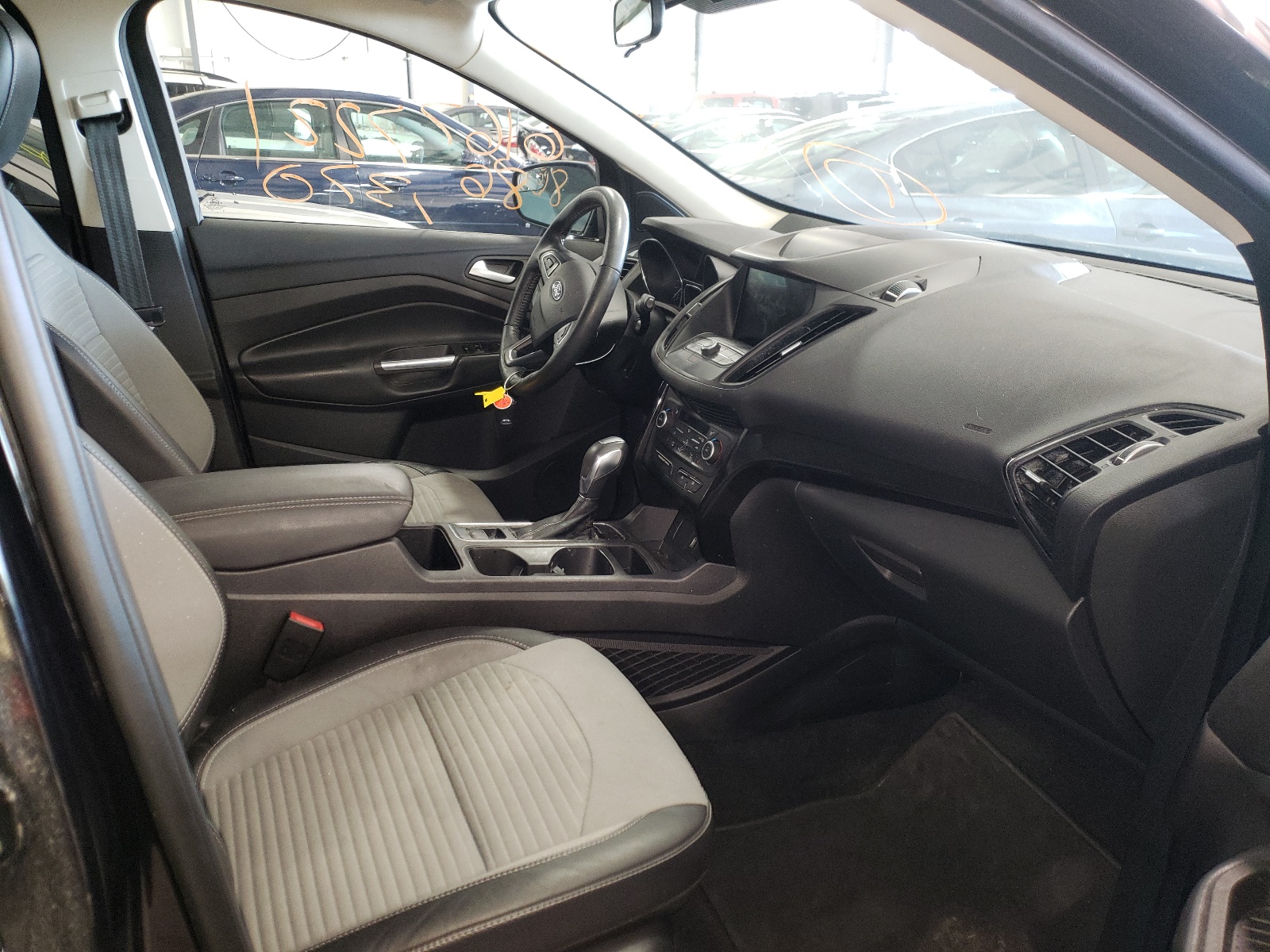 Photo 5 from auction – 2019 FORD ESCAPE SE with VIN 1FMCU0GD5KUC05881