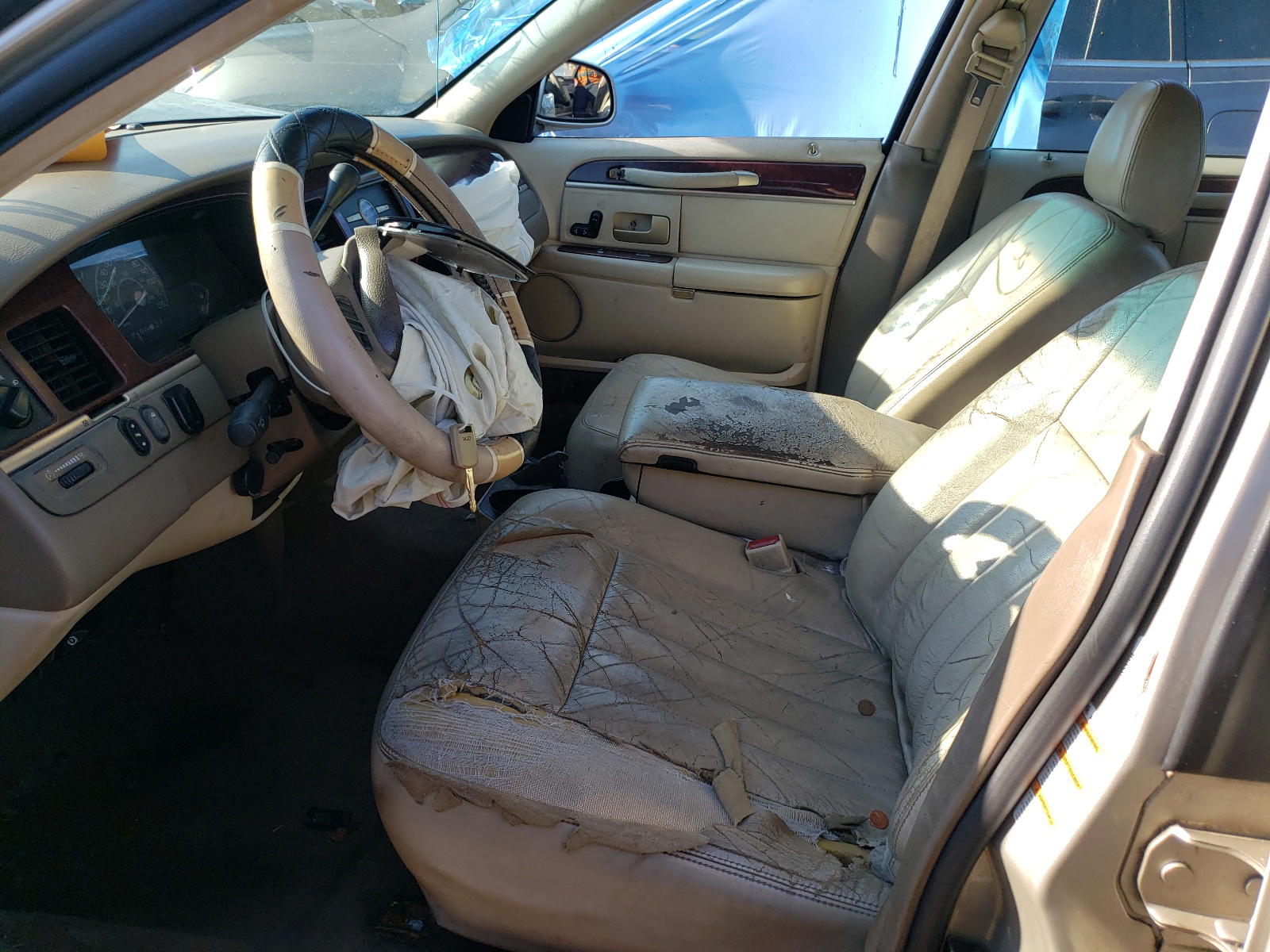 Photo 5 from auction – 2004 LINCOLN TOWN CAR E with VIN 1LNHM81W44Y669237