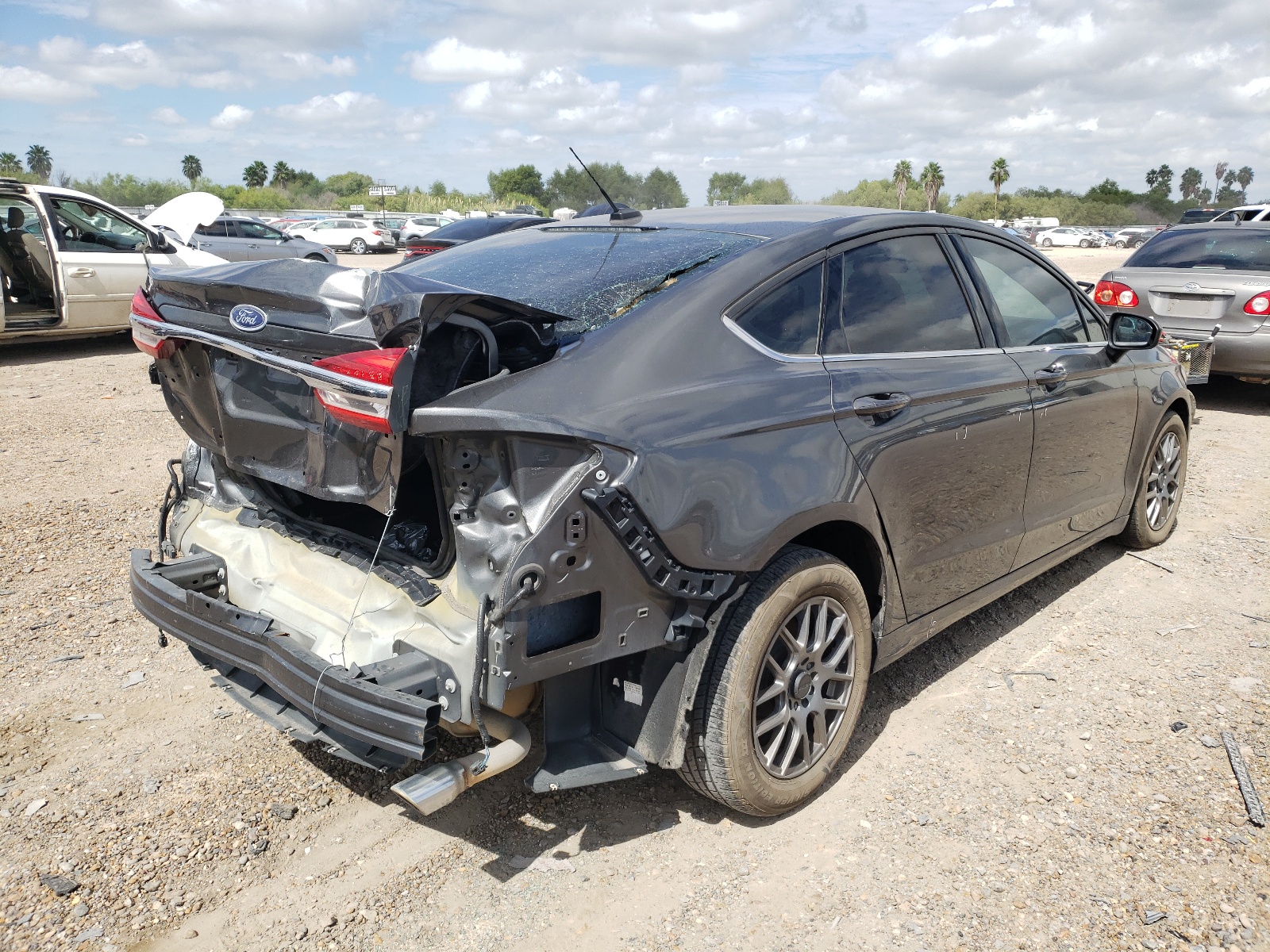 Photo 4 from auction – 2017 FORD FUSION S with VIN 3FA6P0G78HR241542