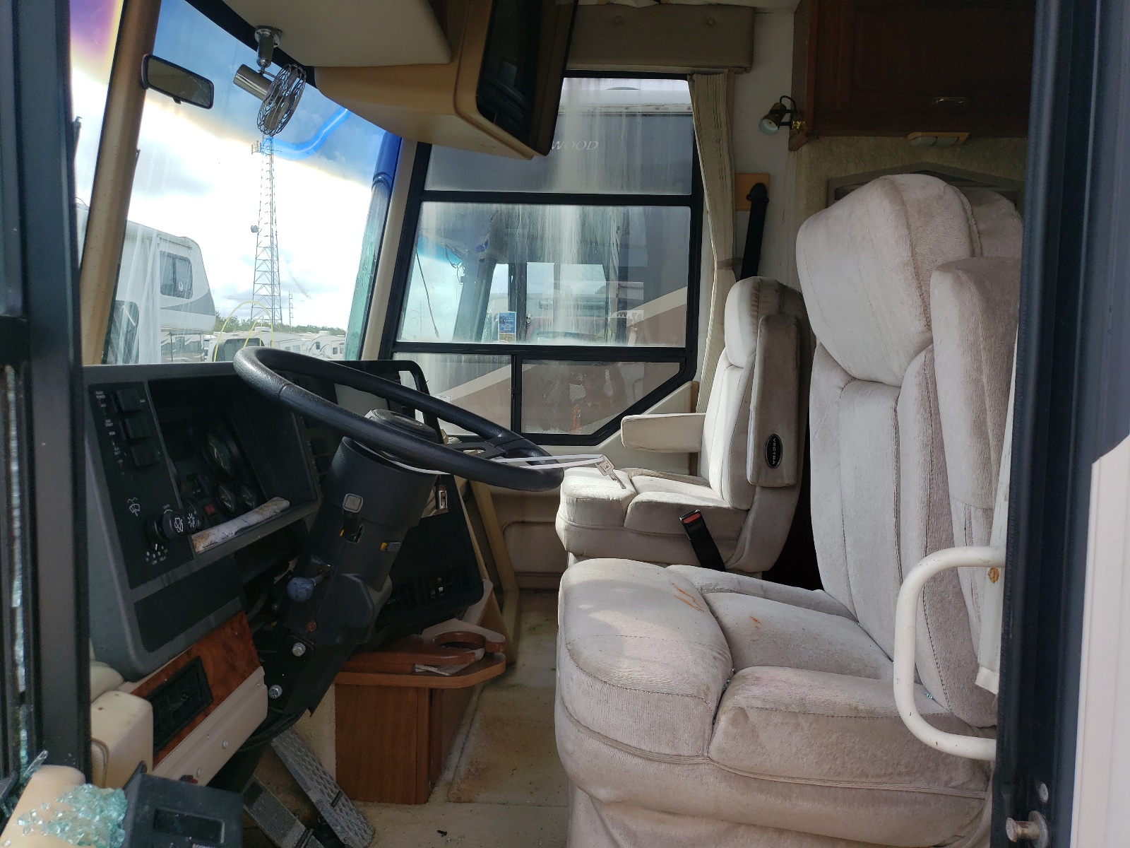 Photo 5 from auction – 1995 WINNEBAGO VECTRA with VIN 4CDR6BR14S2306119