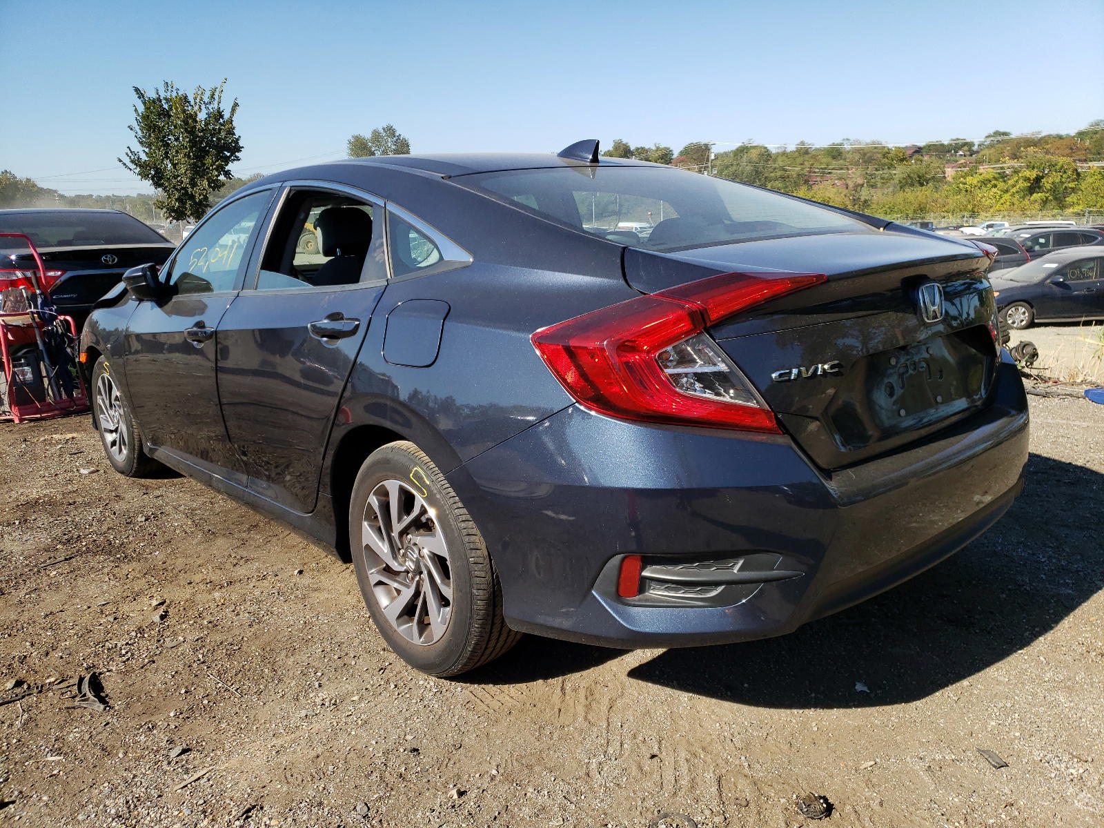 Photo 3 from auction – 2017 HONDA CIVIC EX with VIN 2HGFC2F70HH556898