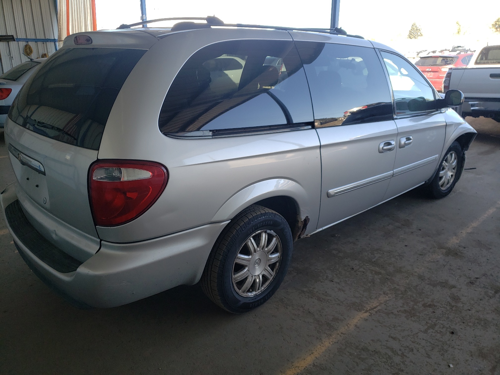 Photo 4 from auction – 2005 CHRYSLER TOWN & COU with VIN 2C4GP54L25R523027