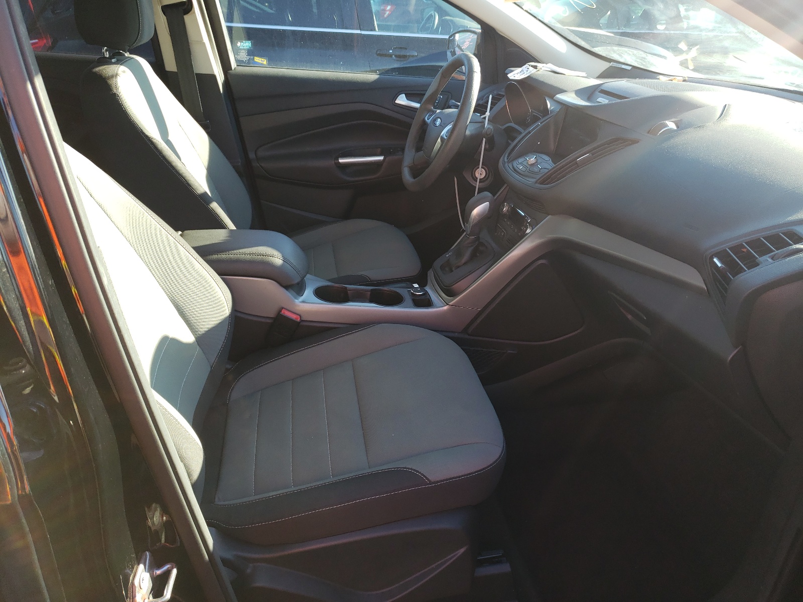 Photo 5 from auction – 2016 FORD ESCAPE SE with VIN 1FMCU9GX1GUC24658