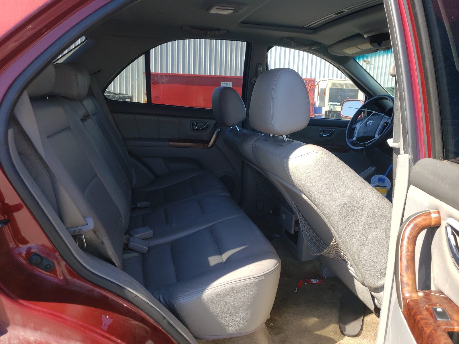 Photo 6 from auction – 2005 KIA SORENTO EX with VIN KNDJC733155384049