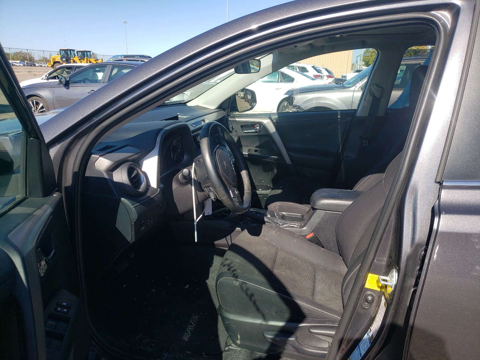 Photo 5 from auction – 2017 TOYOTA RAV4 XLE with VIN 2T3RFREV1HW562740