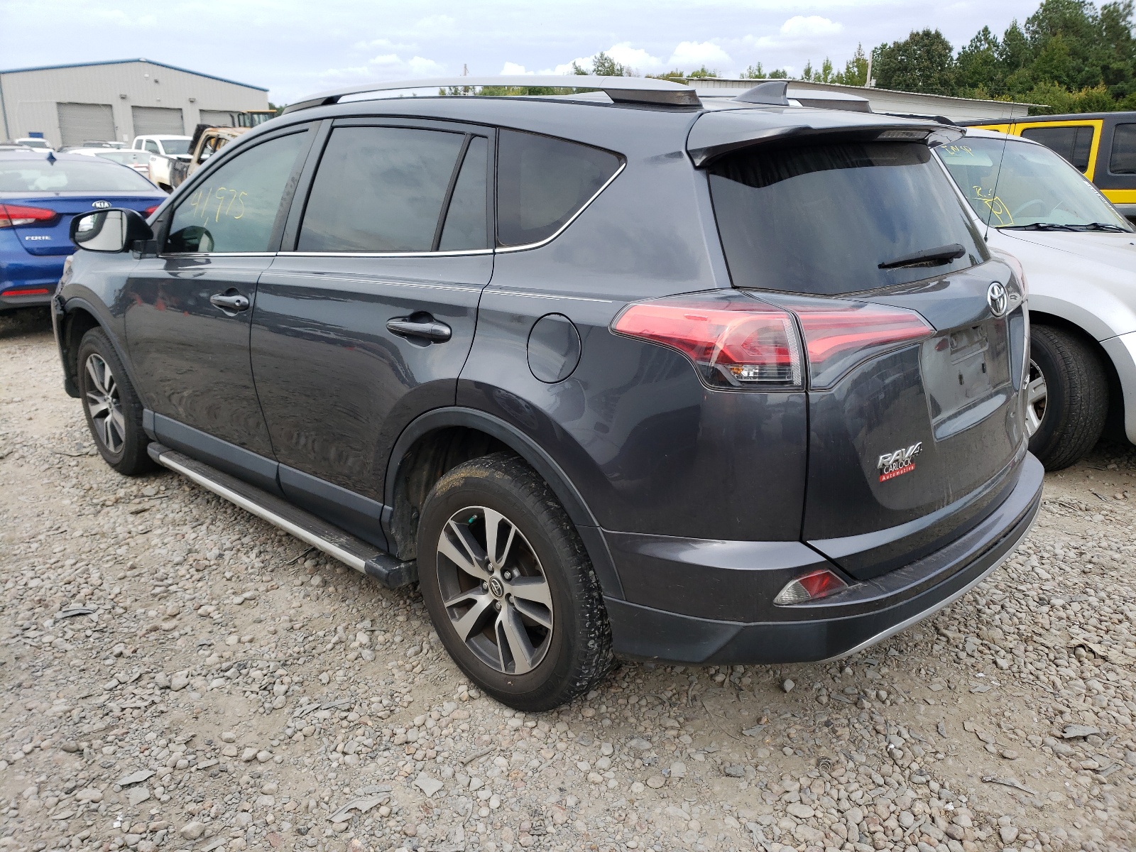 Zdjęcie 3 z aukcji – 2017 TOYOTA RAV4 XLE z VIN JTMWFREV2HD097482