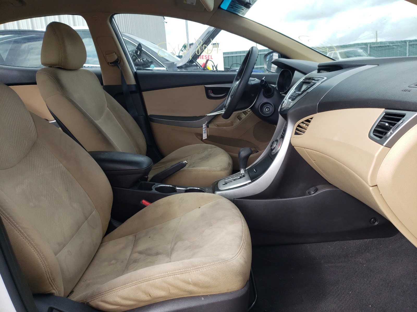 Photo 5 from auction – 2012 HYUNDAI ELANTRA GL with VIN 5NPDH4AE4CH146985