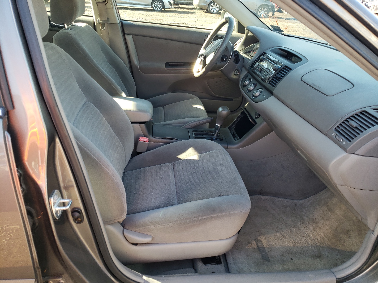 Photo 5 from auction – 2005 TOYOTA CAMRY with VIN 4T1BF32K55U600290