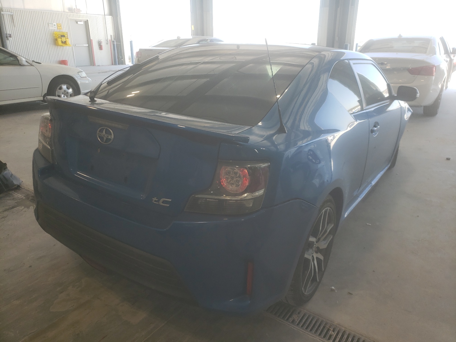 Zdjęcie 4 z aukcji – 2014 TOYOTA SCION TC z VIN JTKJF5C73E3085648