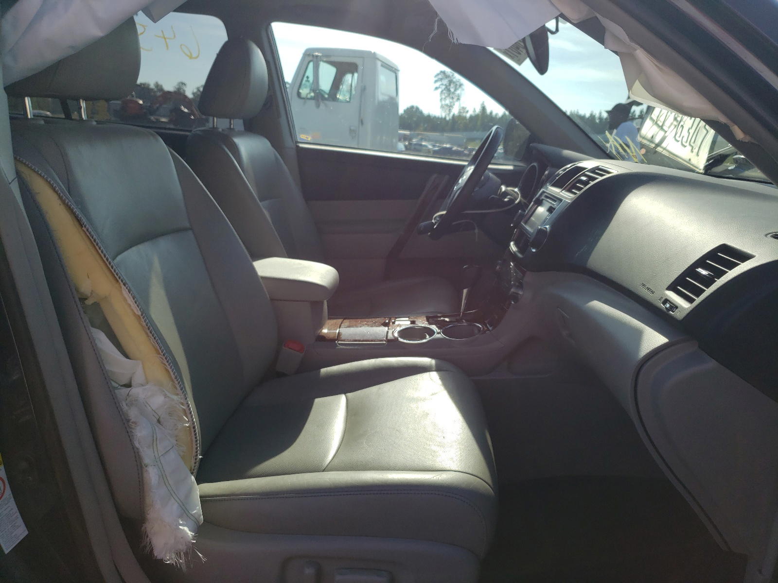Photo 5 from auction – 2013 TOYOTA HIGHLANDER with VIN 5TDYK3EH7DS100323