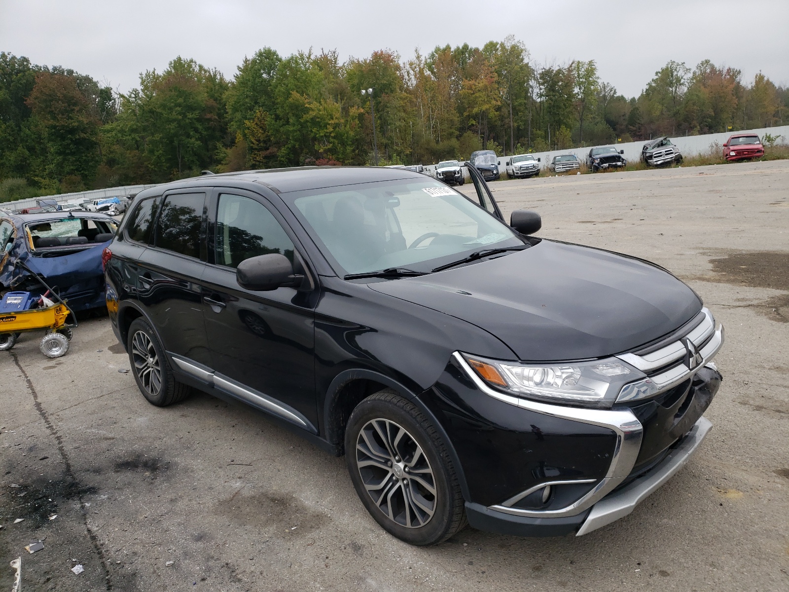 MITSUBISHI OUTLANDER 2017 مع رقم تعريف المركبة JA4AZ2A34HZ056894 - صورة من المزاد