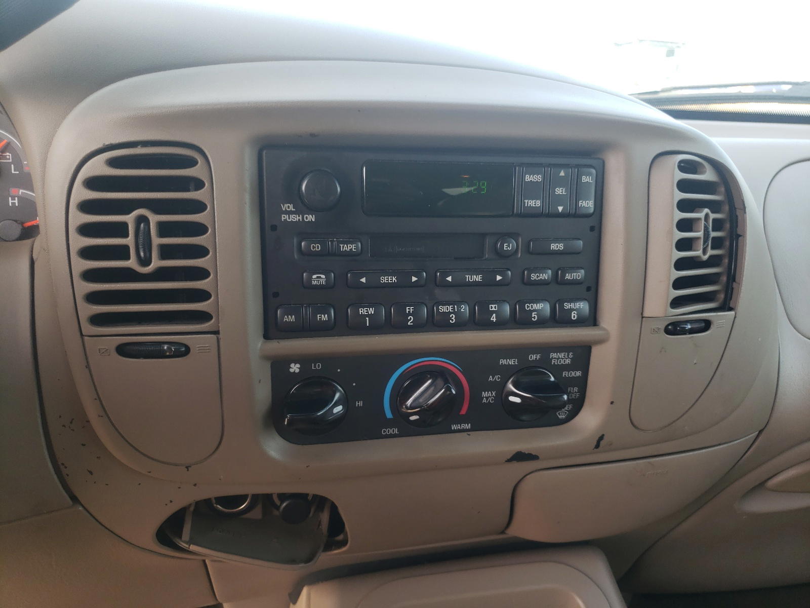 Photo 9 from auction – 2001 FORD EXPEDITION with VIN 1FMRU15W91LB74188